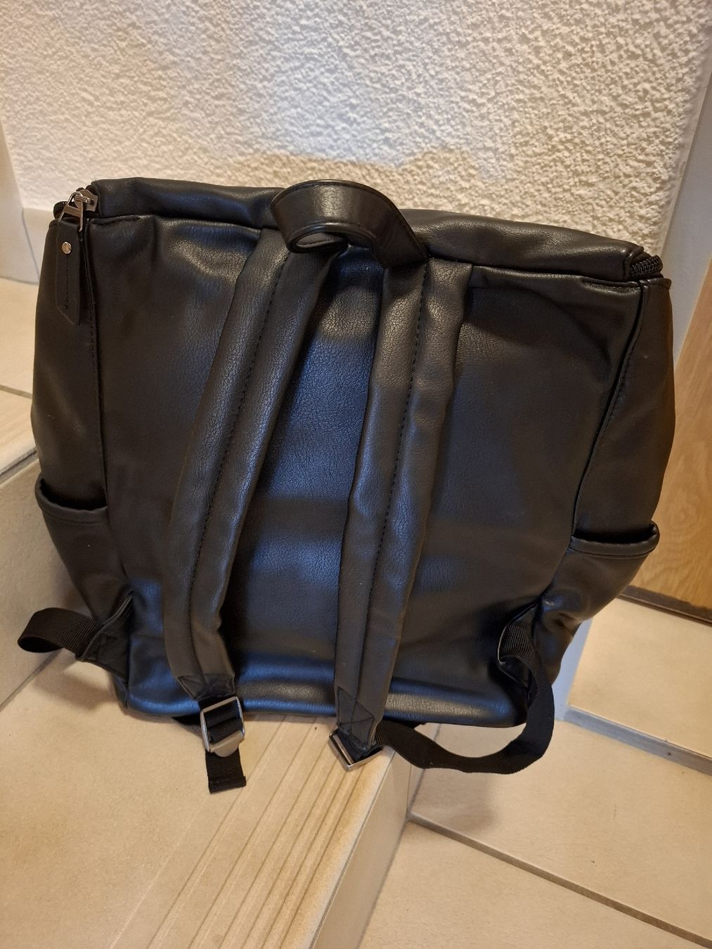 Rucksäcke: Schwarzer Wickelrucksack, Kunstleder, geräumig! – Gebraucht aus Lütisburg von amerika123 1