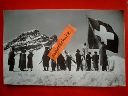 AK Menschen Schweizer Fahne Jungfrau & Plateau Berge Alpen