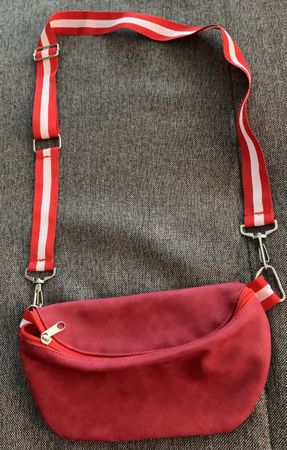 Rote Gürteltasche mit Reissverschluss und Tragband