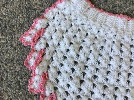 handgefertigte Garn Schürze, weiss/pink, VINTAGE 50er