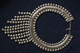 Collier ras du cou argenté avec chaîne et perles pour l'été 