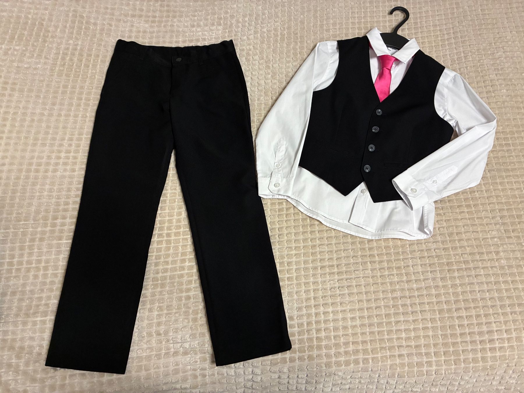C&A Lotti & Set di vestiti: NWT C&A Anzug 3-teilig gr. 128 – Nuovo (secondo la descrizione) da St. Gallen venduto da Fisch79 1