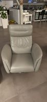 Fauteuil relax pivotant en cuir gris clair - État neuf!