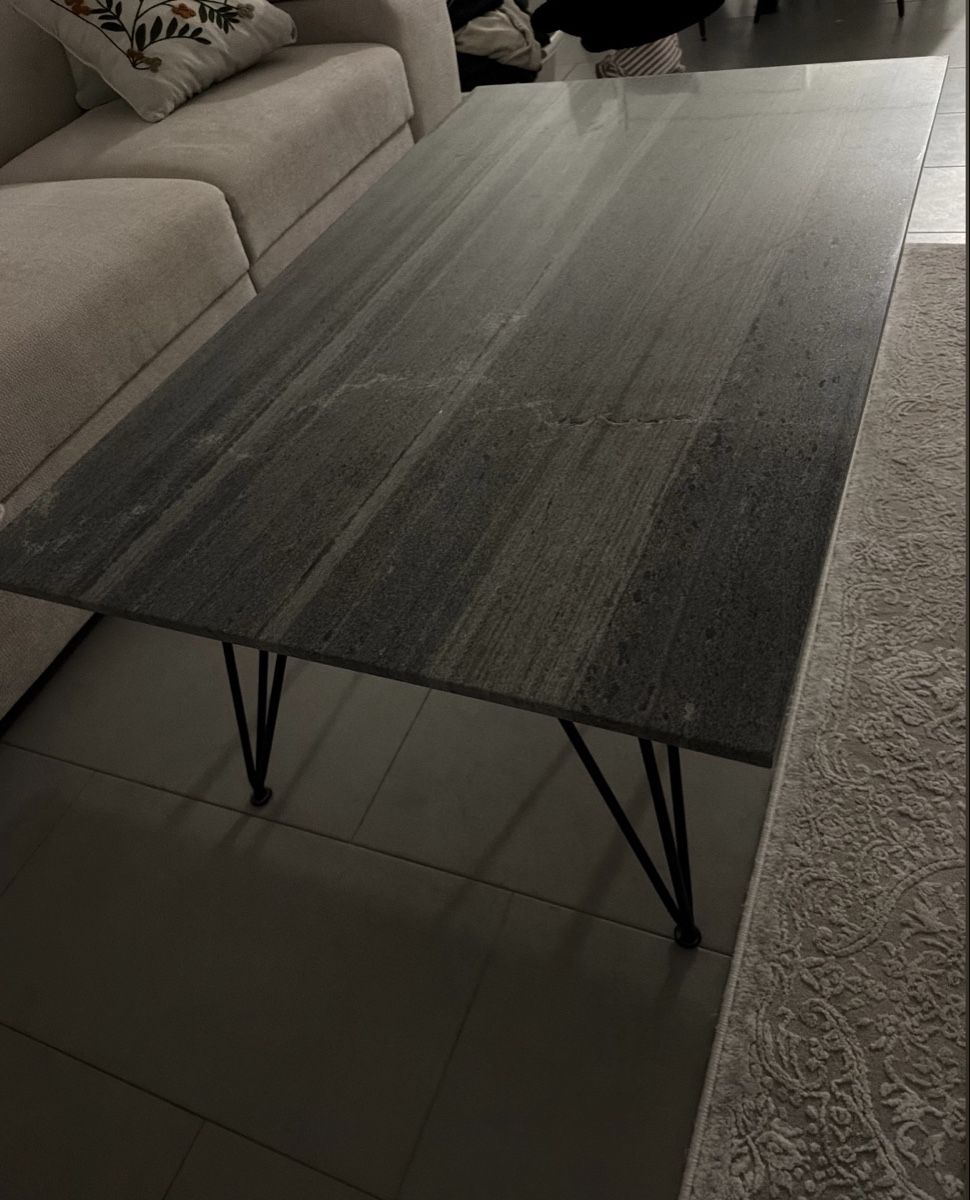 Tavoli: Moderner Couchtisch in dunkler Steinoptik – Usato da Recherswil venduto da Merve-D 2