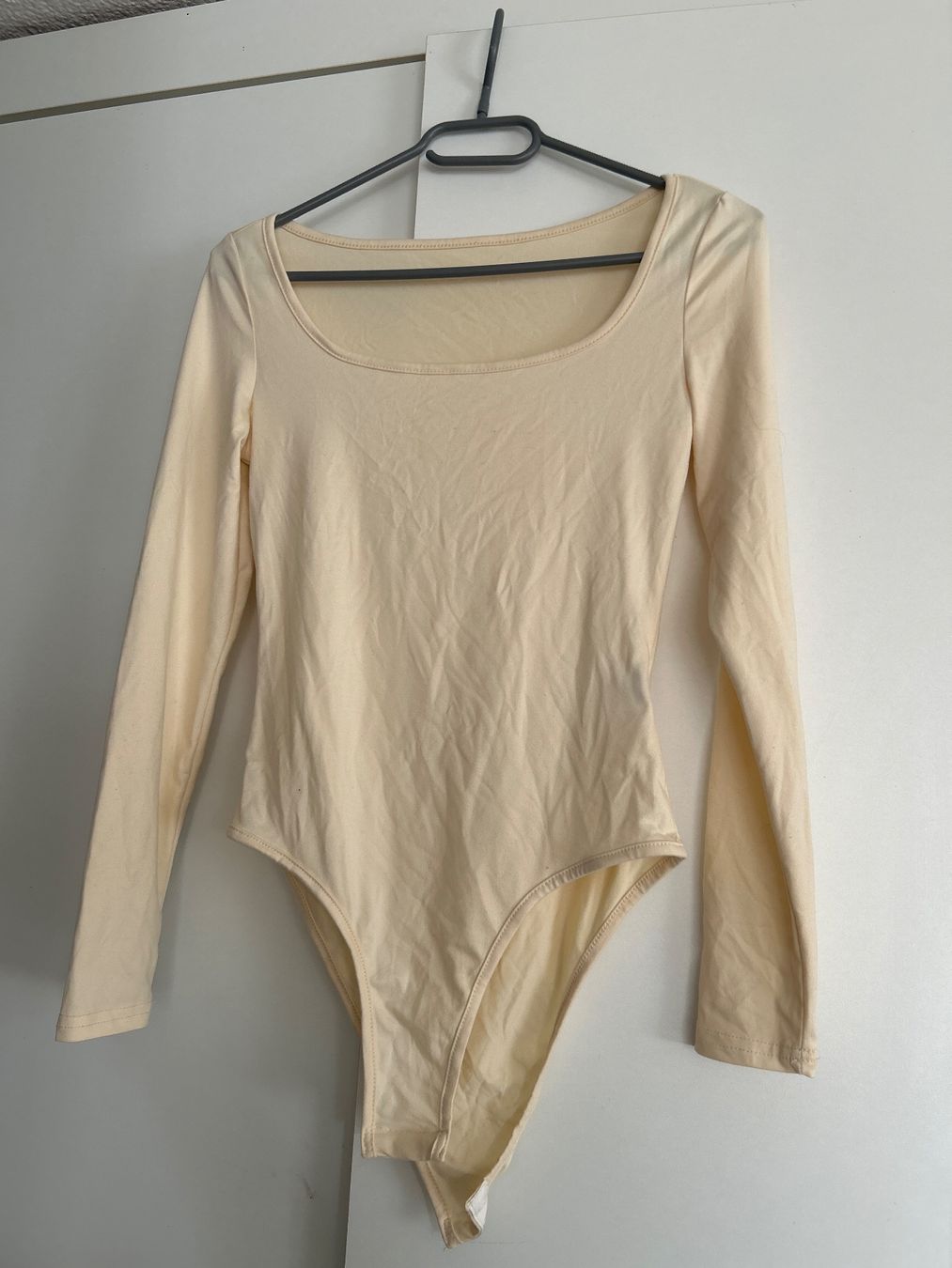 Top: Body mit langen Aermeln, Farbe Beige, Grösse S – Usato da Buttisholz venduto da allule13