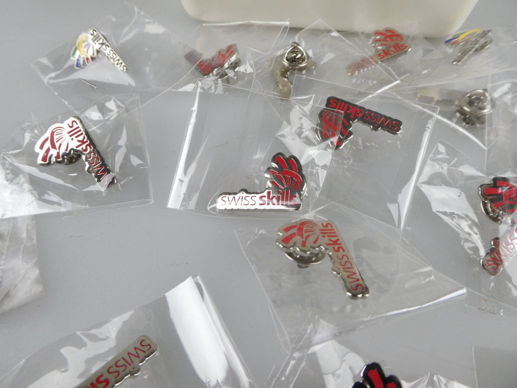 Placchette & Badge: Sammlung verschiedener Anstecknadeln – Usato da Volketswil venduto da brockipfannenstil 1