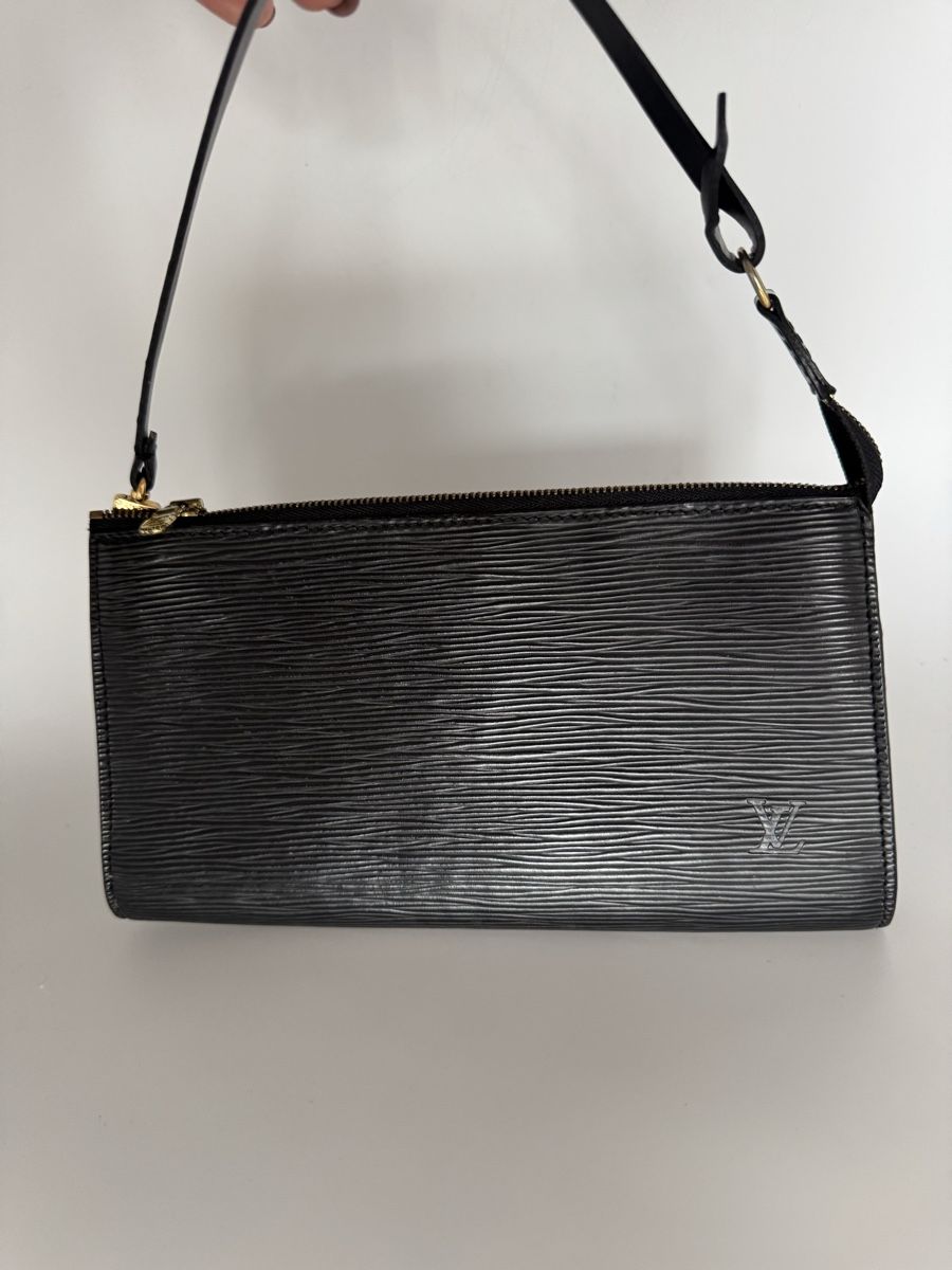 Louis Vuitton Borse da donna: Louis Vuitton Pochette Noir Épi – Usato da Trelex venduto da emi_r59r 8