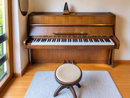Piano droit Rösler en noyer satiné brun avec tabouret