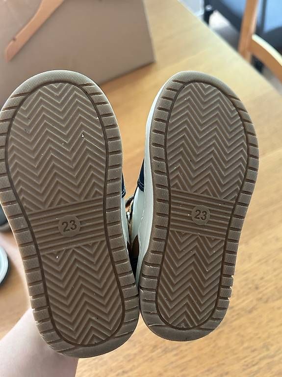 Scarpe per ragazzi: Schuhe Bluey Grösse 23 – Usato da Seon venduto da Aberhallo3 2