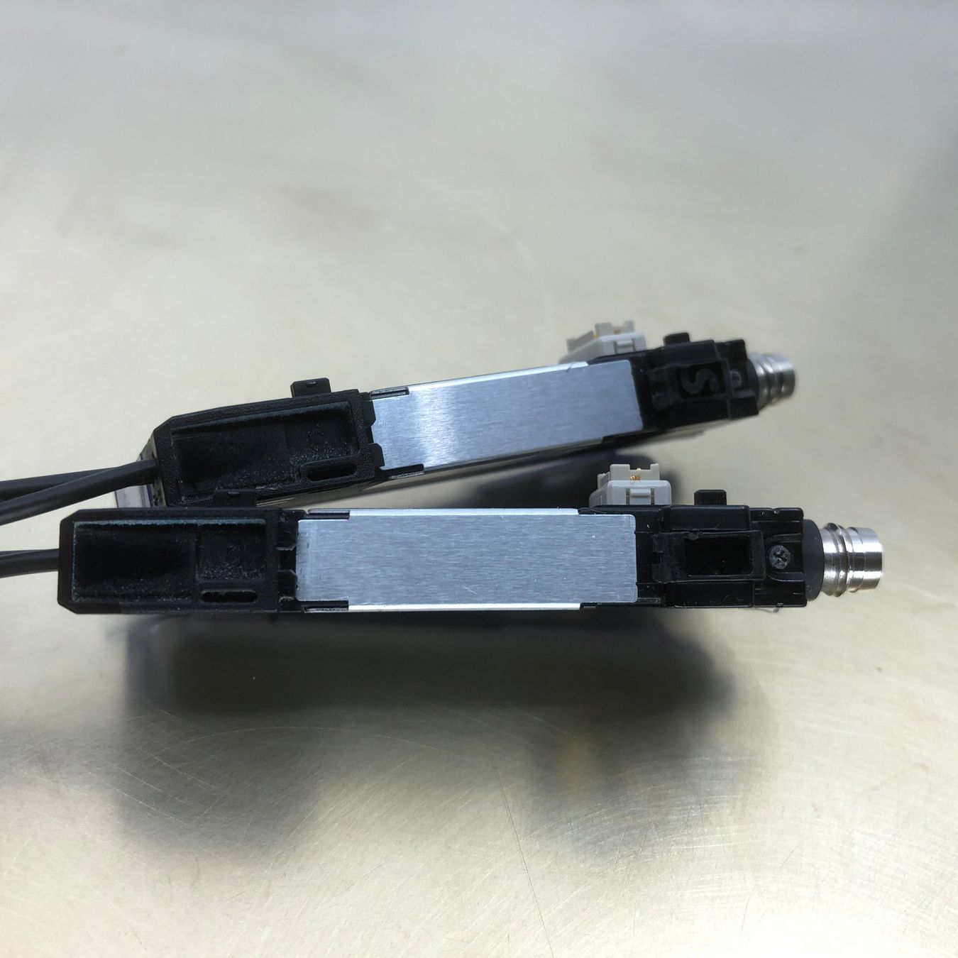 Componenti elettronici: Lichtleiter KEYENCE FS-V32CP & Keyence FU-11 – Usato da Laufenburg venduto da Sirluger 5