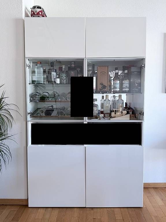 Vetrine: Stabiles Ikea Möbel mit beleuchteter Vitrine – Usato da Luzern venduto da severin91 1
