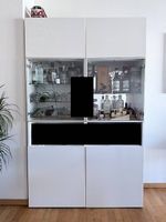 Stabiles Ikea Möbel mit beleuchteter Vitrine