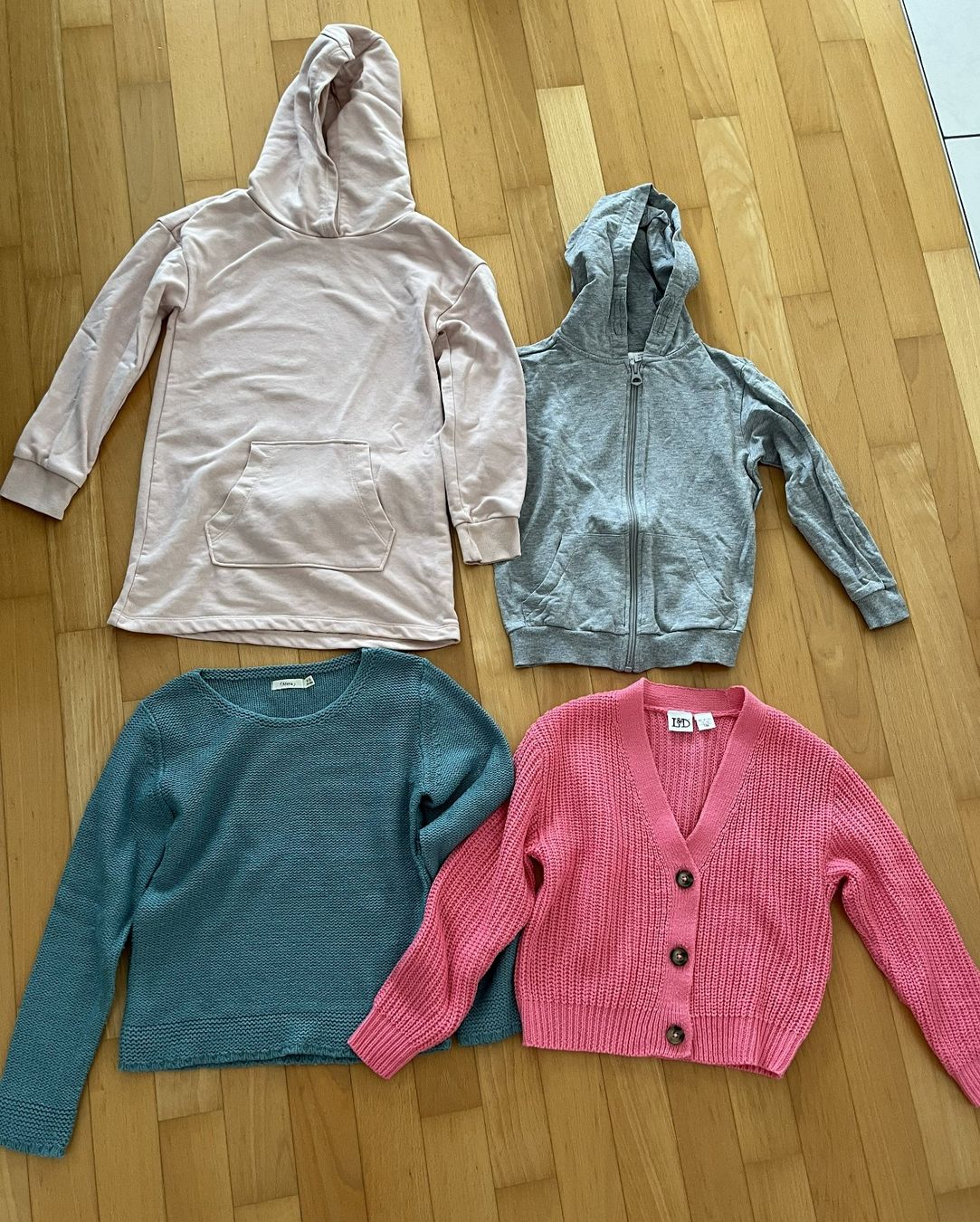 Ensembles coordonnés: Mädchen Kleiderpaket Grösse 134/140 – D'occasion à Muttenz par Juvenile33 7