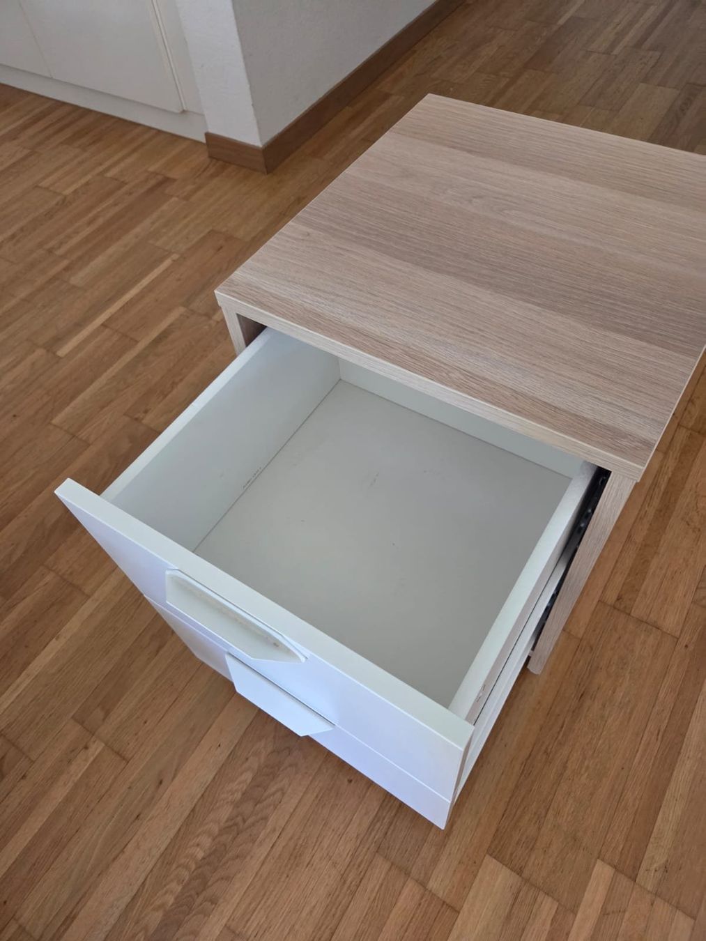 Ikea Tables de nuit: Nachttisch mit 2 Schubladen weiss – D'occasion à Zürich par luc_5nvt 2