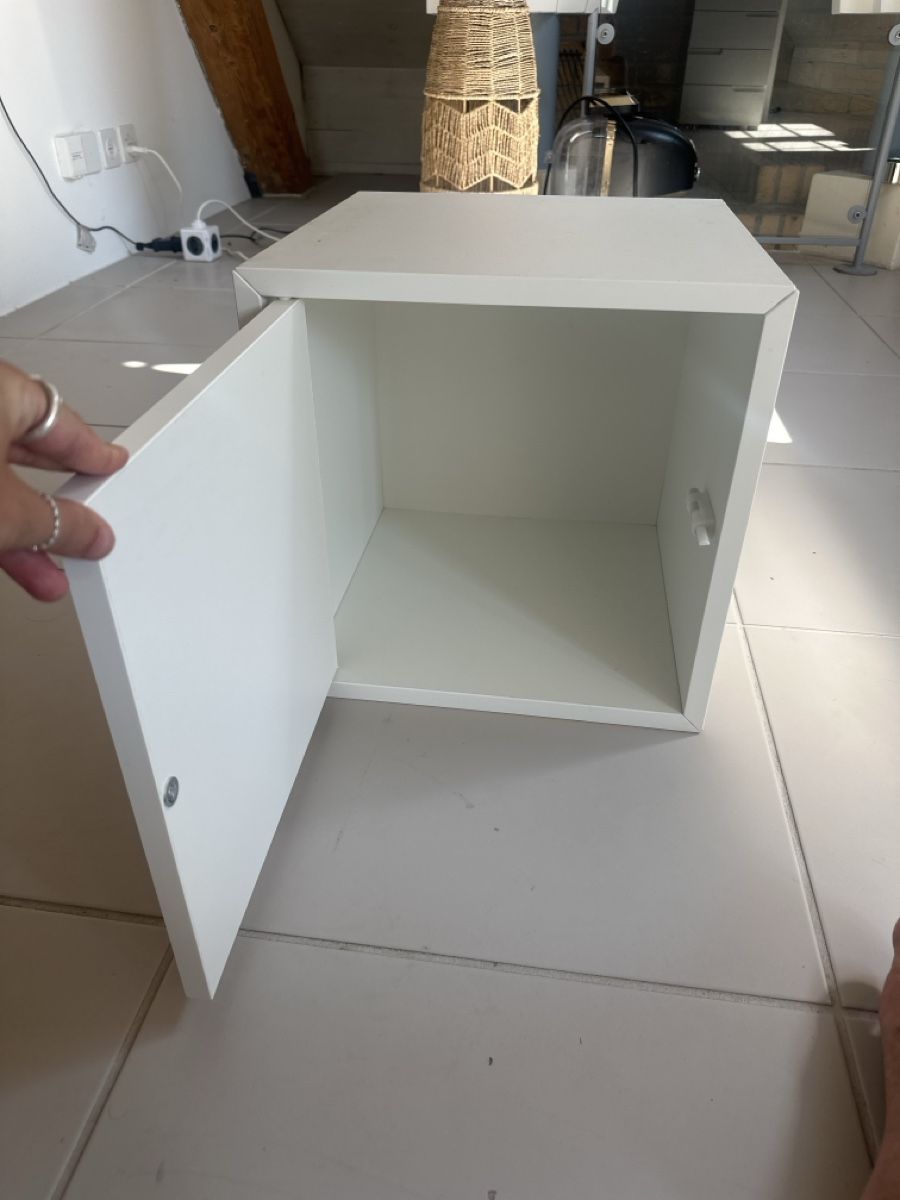 Ikea Comodini: Quadratischer Nachttisch in weiss – Usato da Zollikon venduto da 19leo90 1
