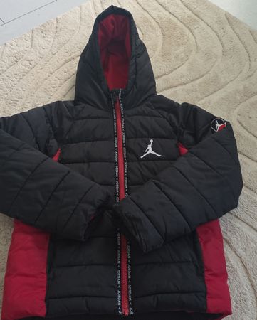 Jordan Steppjacke schwarz rot mit Kapuze sehr guter Zustand