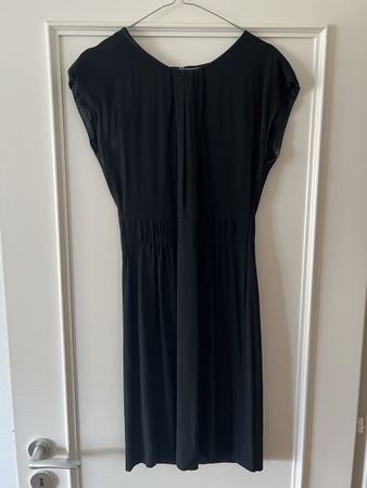 Robe noire TARA JARMON taille 38, chic et élégante.