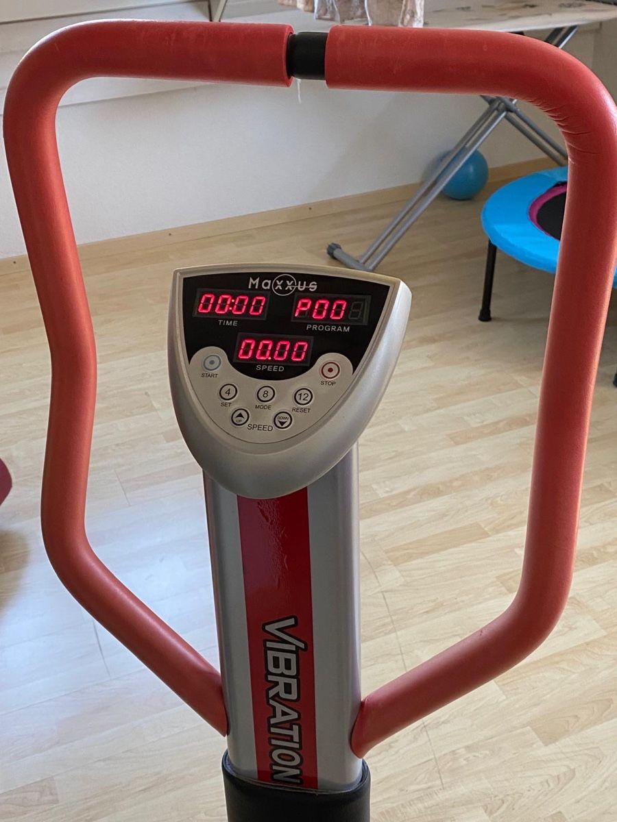Maxxus Vélos d'appartement: Maxxus Vibroplate Vibrationsplatte – D'occasion à Freienstein par 16pfischti 2