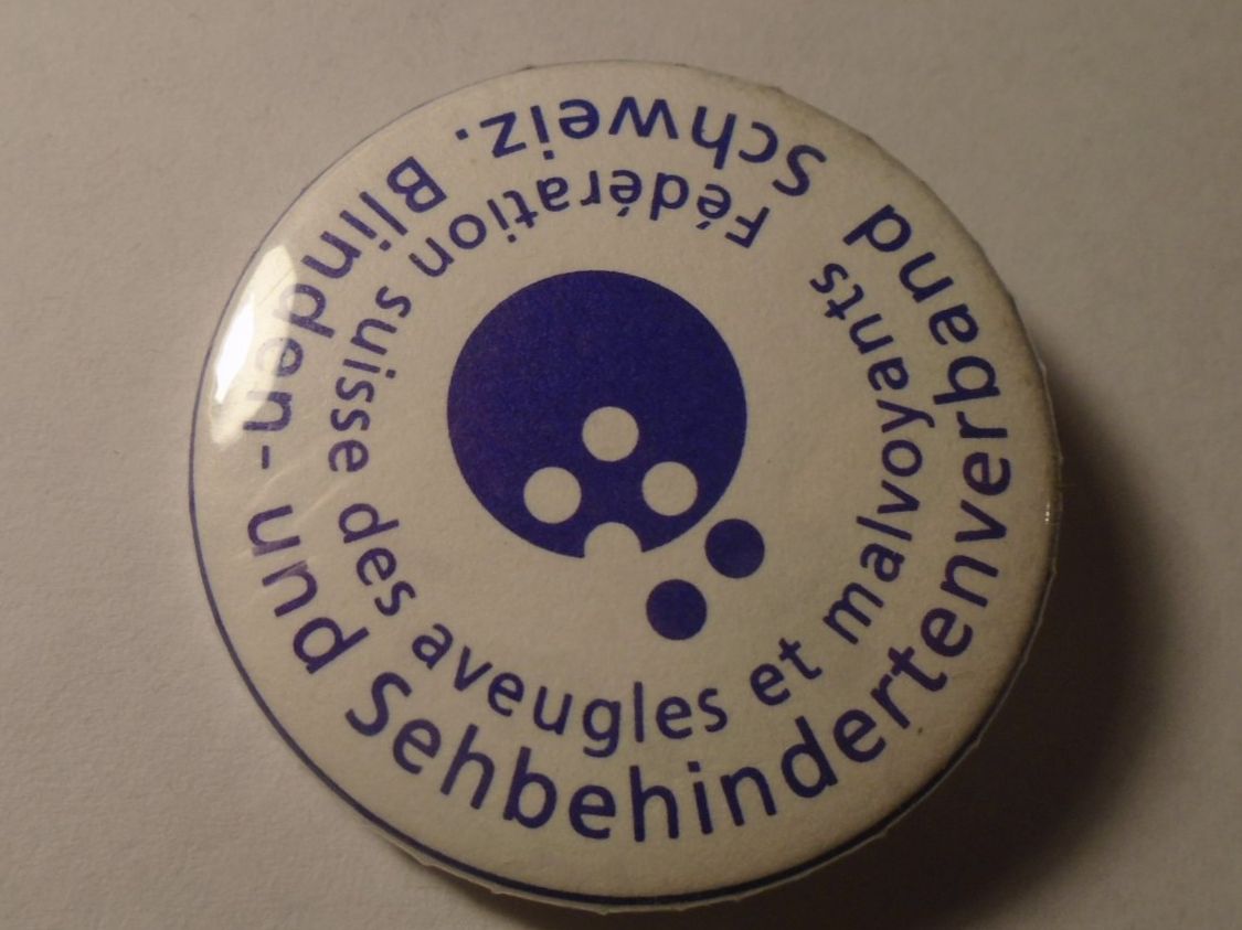 Placchette & Badge: 1 Schweizer Blindenverband Button – Usato da Winterthur venduto da Beli2000