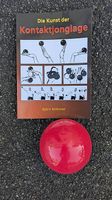 Kontaktjonglage Ball und Buch