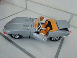 Modellauto Jaguar E-Type Cabriolet grau 1:18 wie neu