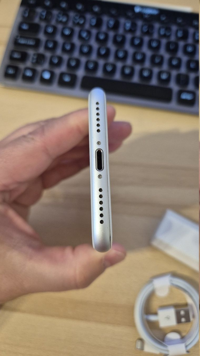 Apple Handys / Smartphones: iPhone 8 256GB Silver 3008 mit neuem Akku – Gebraucht aus Münchenbuchsee von MV_Solutions 5