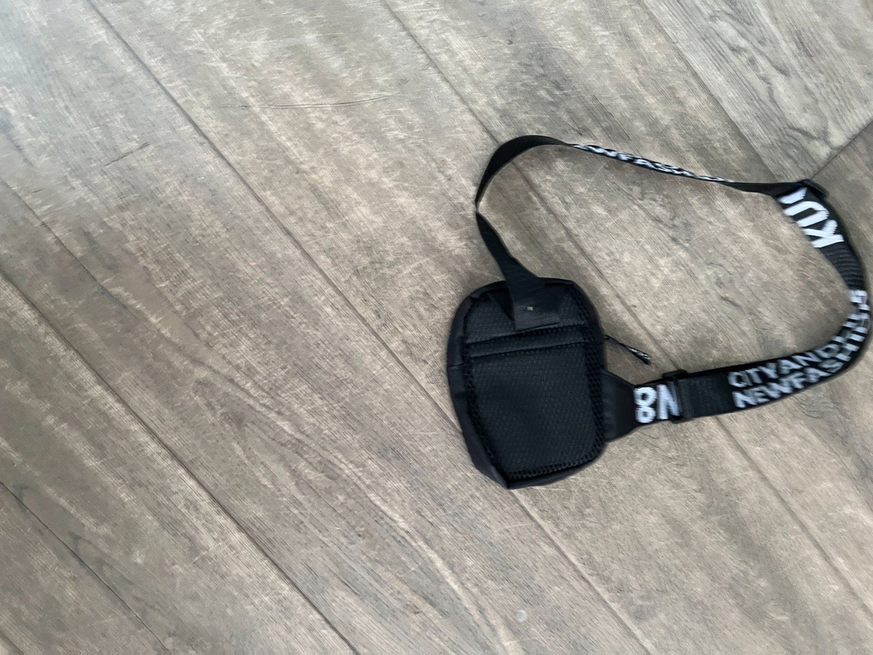 Autres vêtements & accessoires: Sacoche en bandoulière – Neuf (Voir description) à Fully par gae_jn7z 1