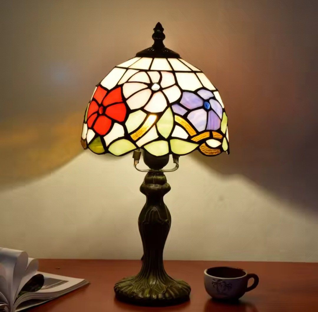 Lampade: Lampe de table de style Tiffany ,  en verre teinté – Nuovo e nell'imballaggio originale da Saignelégier venduto da Instant-Key-Pro