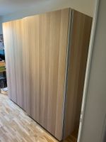 Kleiderschrank PAX IKEA mit Schubladen und Kleiderstangen.