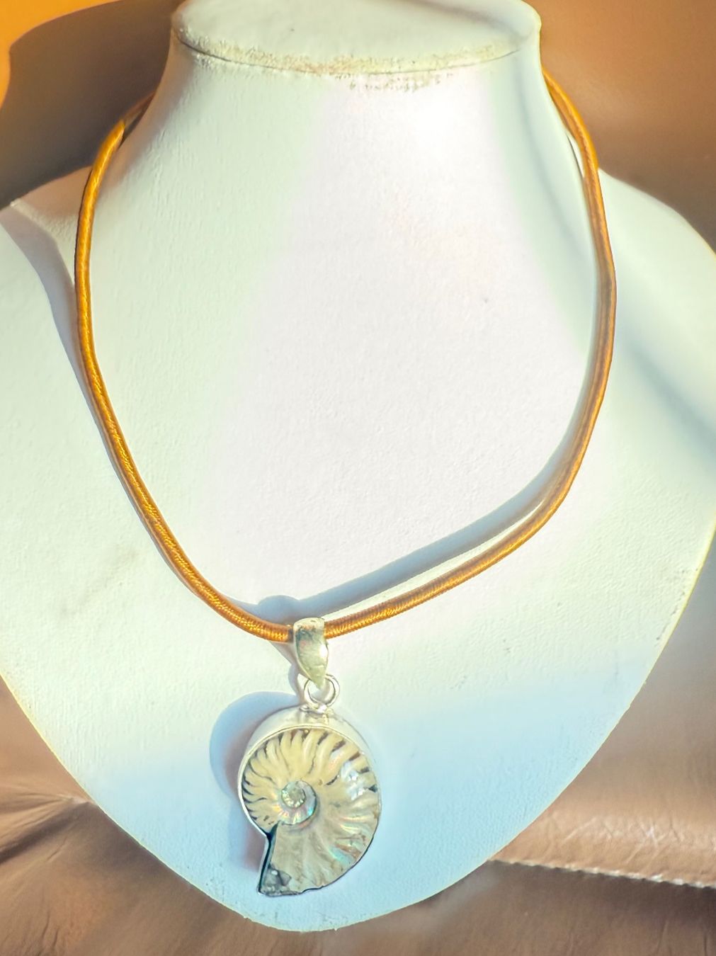 Ciondoli: Nautilus Anhänger mit Kette NEU – Nuovo e nell'imballaggio originale da Basel venduto da Chili007