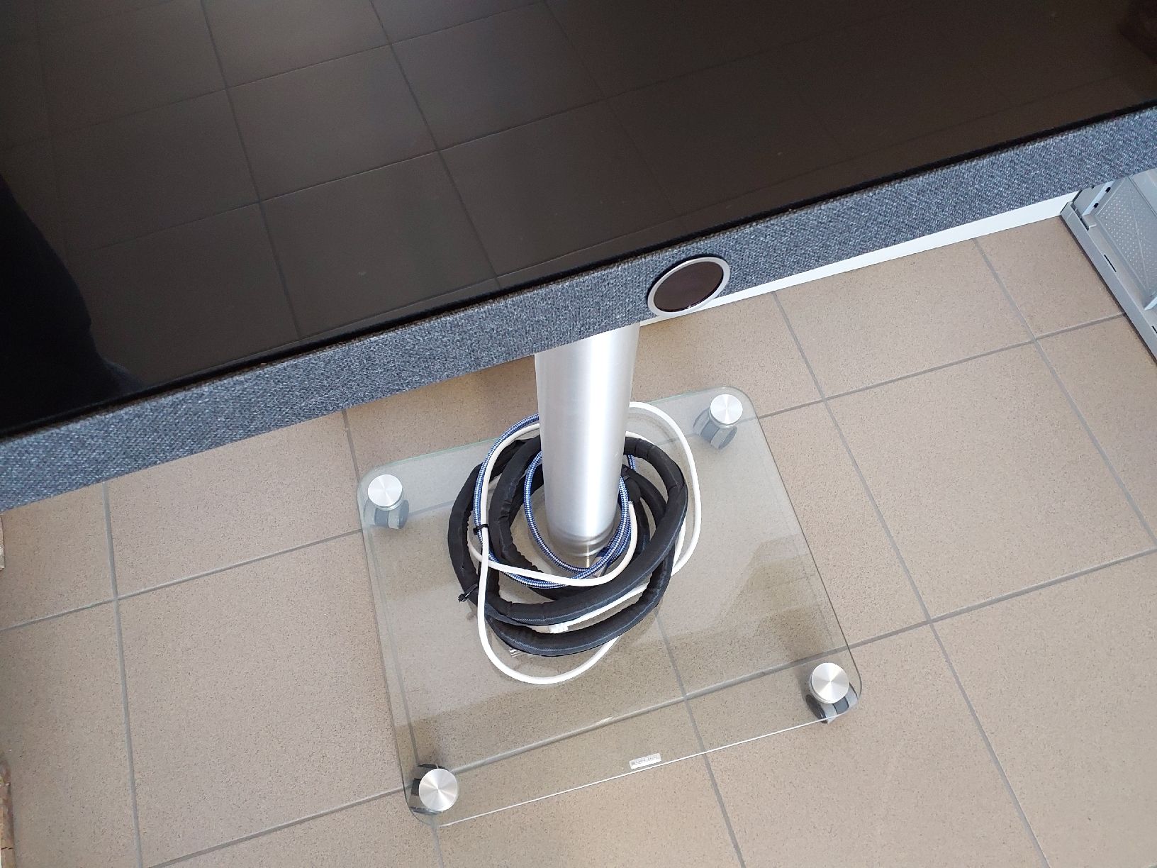 Loewe Fernseher: Loewe Fernseher mit Standfuss – Neu (gemäss Beschreibung) aus Luzern von CaritasZentral 1