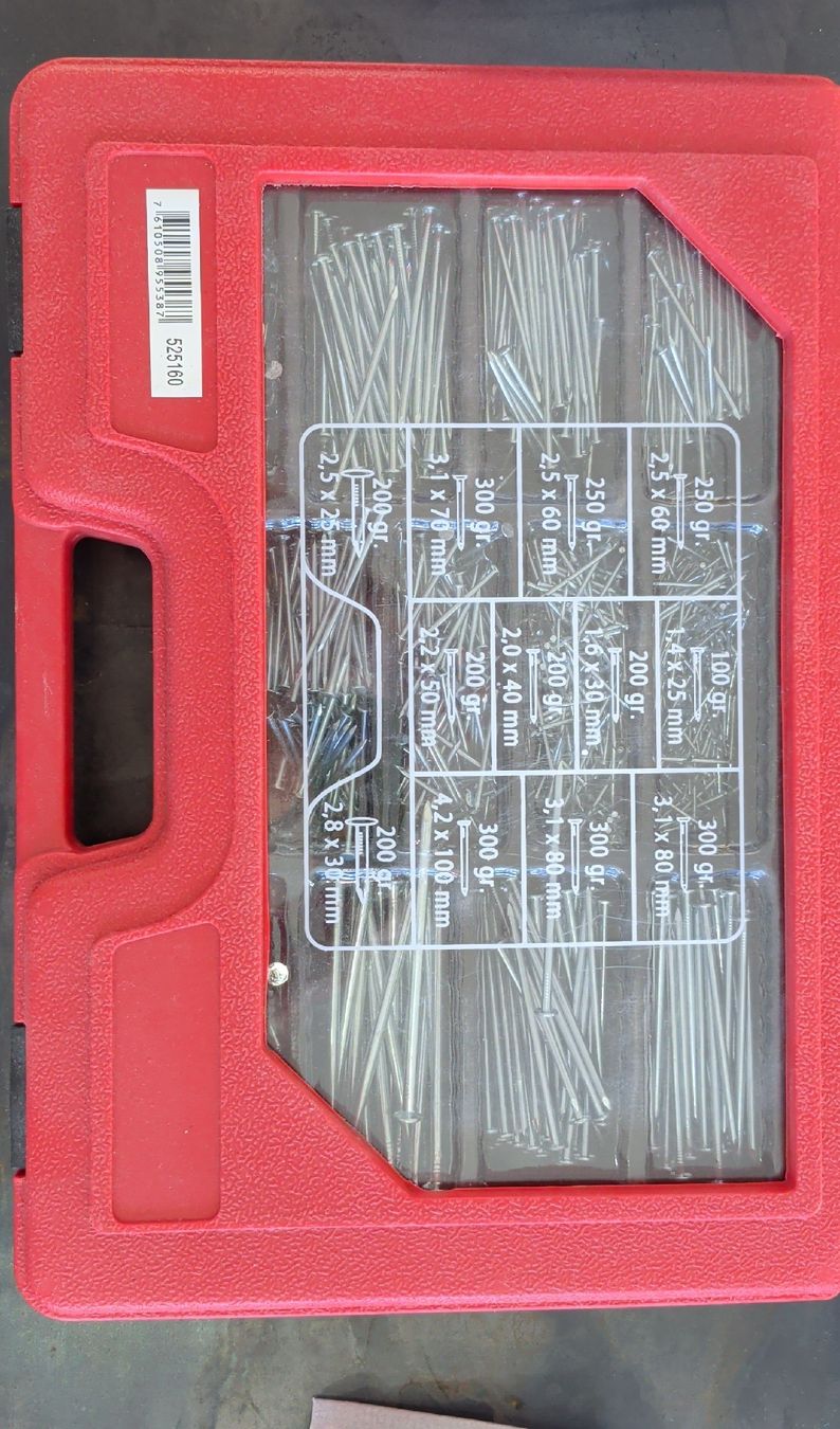 Alle Werkzeuge: Assorted Nail Set in Storage Case Like New – Neu (gemäss Beschreibung) aus Zürich von Blibberblurpkin