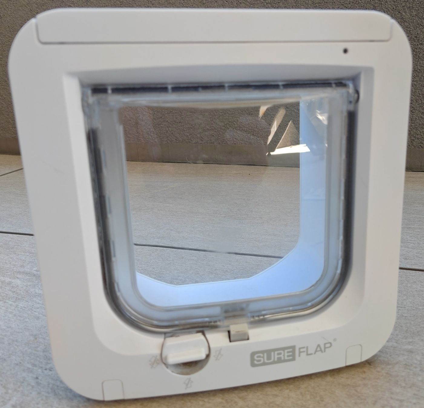 Katzenklappen: SureFlap Mikrochip Katzenklappe weiss – Gebraucht aus Windisch von Gravit