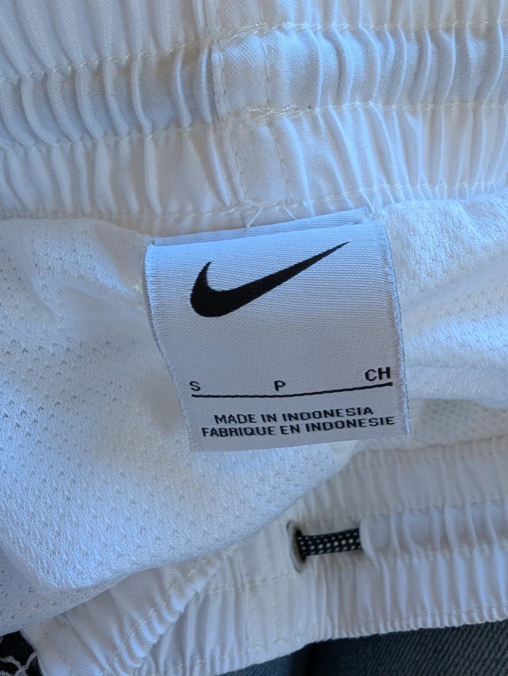 Nike Pantaloni: Kurze Hose Nike – Usato da Bärschwil venduto da sch_p7g7 3