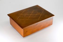 B0418 Kleine Schatulle mit Fadenintarsien ~1940/1950