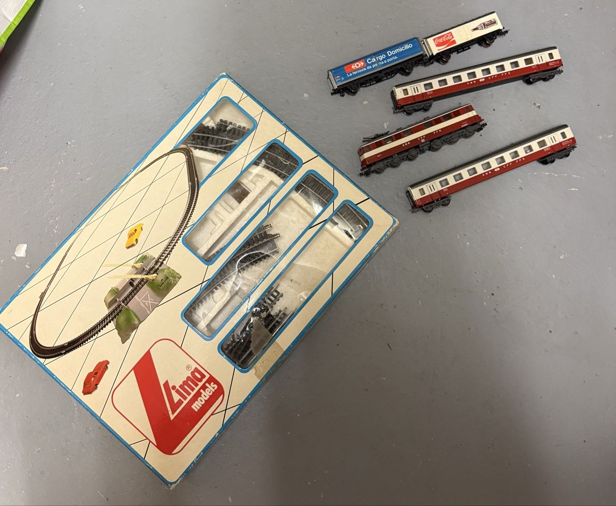 Lima Modellini di ferrovie: Lima Models Modelleisenbahn Set mit SBB Loks und Wagen – Usato da Brüttisellen venduto da stanos