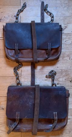 2 Ledertaschen zu Bastsattel der CH Armee