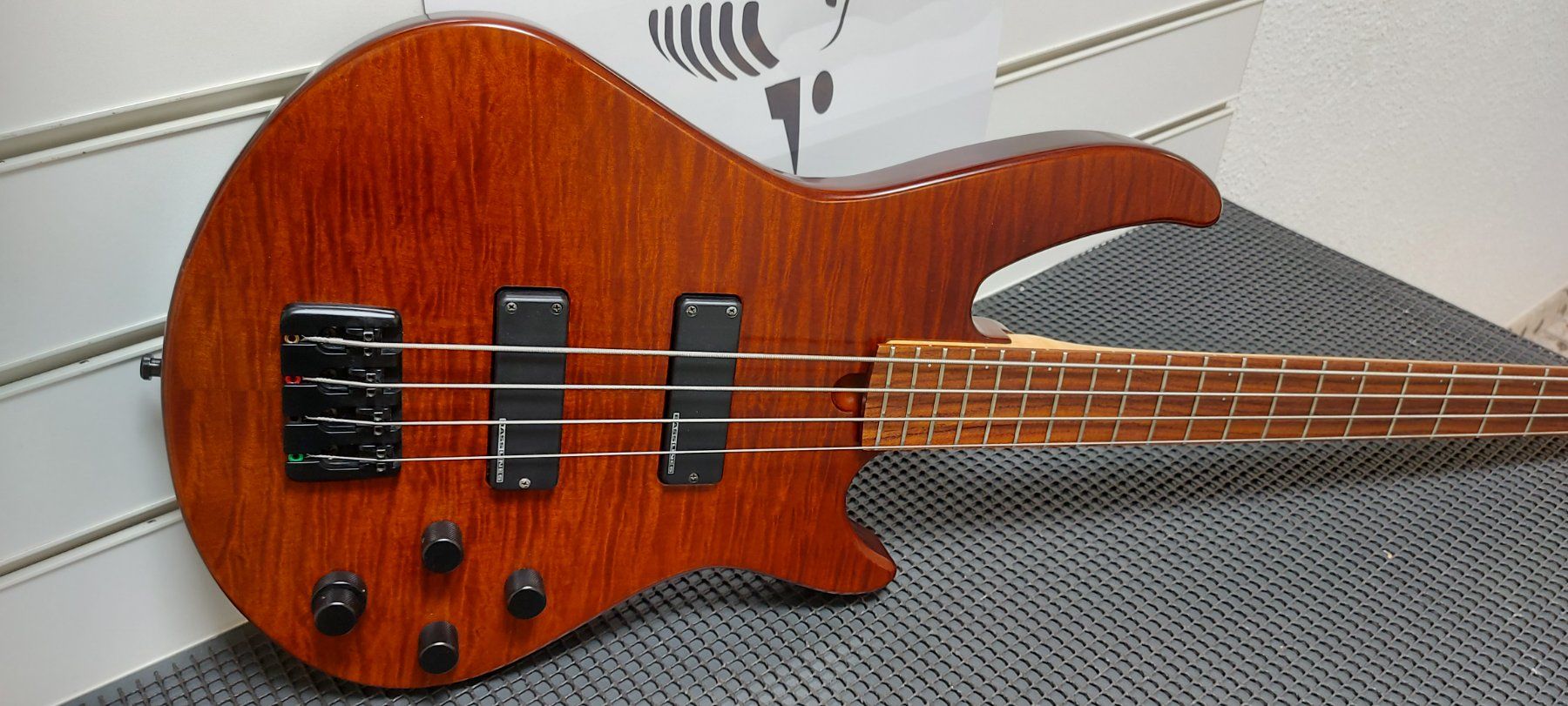 Cort Strumenti musicali: E-Bass Godin BG4 knobs & active neuwertig – Nuovo (secondo la descrizione) da Glattbrugg venduto da Swissmusik 5