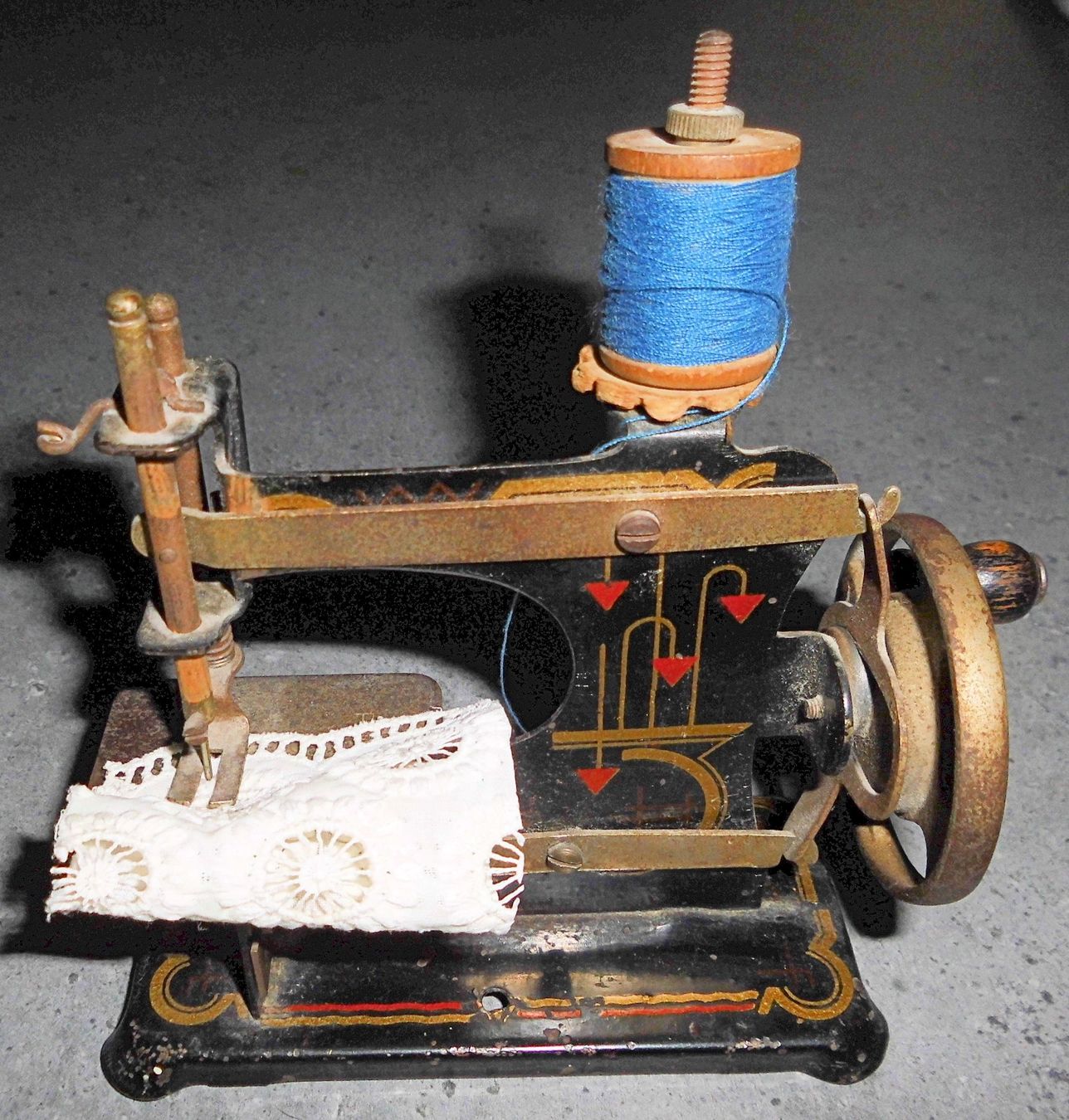 Giocattoli: Kinder-Nähmaschine div. Metalle ca. 1920 – Usato da Basel venduto da Bingis 1