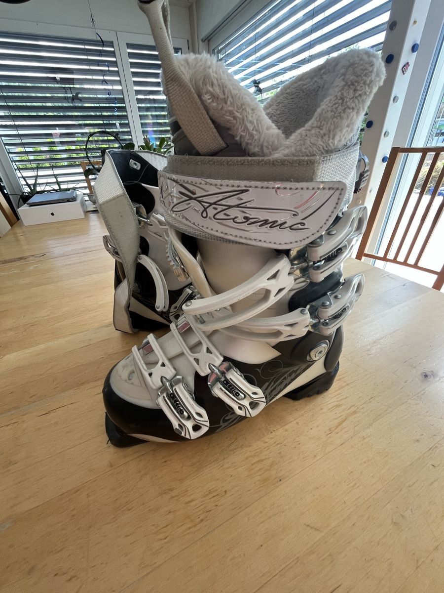 Atomic Damenschuhe: Skischuhe Atomic 24.5-25.0 – Gebraucht aus Richenthal von Andruport