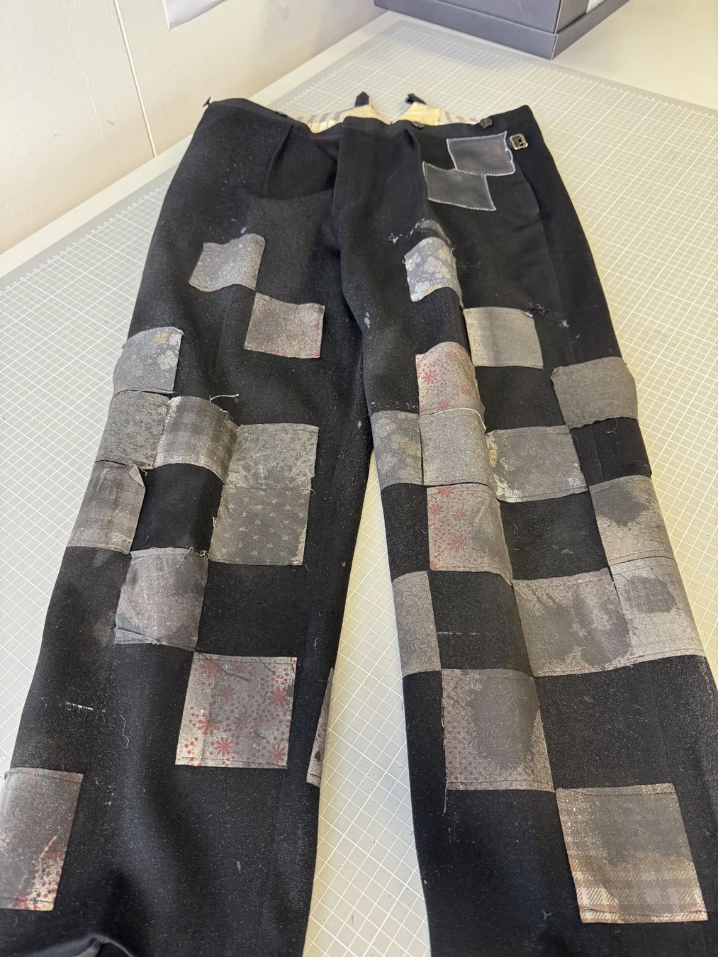 Anzüge: Patchwork Anzug mit Flicken, 3-teilig, handgenäht & Unikat – Gebraucht aus Thun von Thunerseespiele_FBM 3
