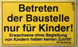 Schild: Betreten der Baustelle nur für Kinder!
