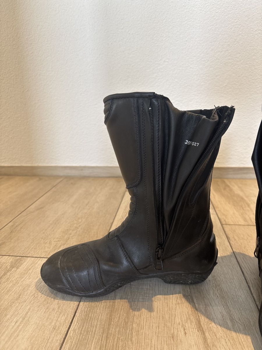 Scarpe da donna: Gebrauchte Motorradstiefel Gr.39, Schwarz – Usato da Feuerthalen venduto da geo_5dk5 2