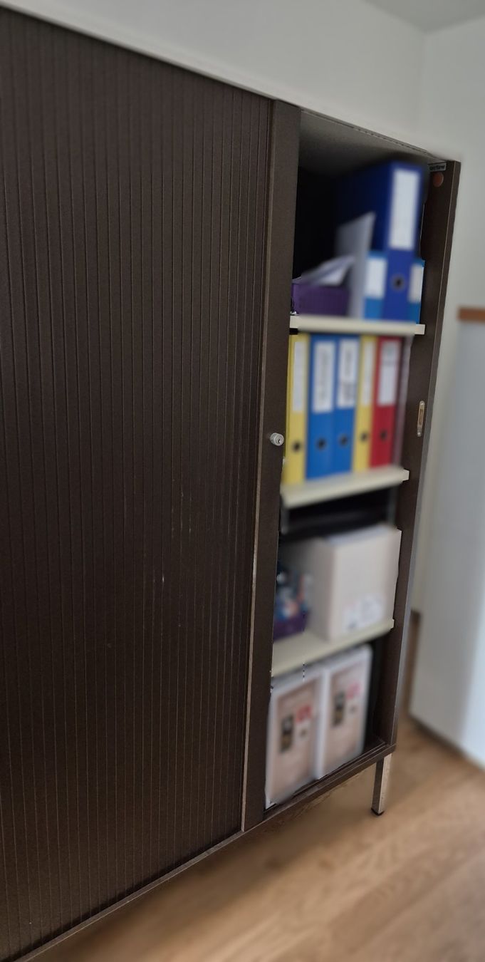 Schränke: Querrollladen Aktenschrank Massiv – Gebraucht aus Hinwil von Iceeagle 2