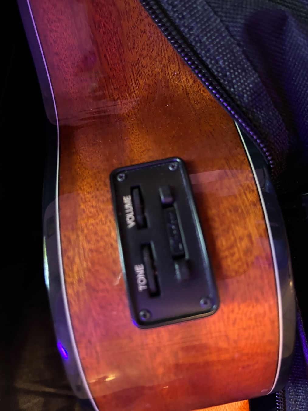 Strumenti musicali: Kala KA S6 EQ 6-String Tenor Ukulele – Usato da Zürich venduto da ecwashere 7