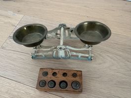Alte Waage mit Gewichten, antik, vintage