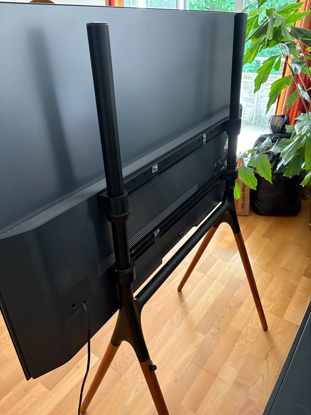 LG Televisori: LG OLED55 (mit LogiLink TV Ständer) – Usato da Bülach venduto da Paco38 1