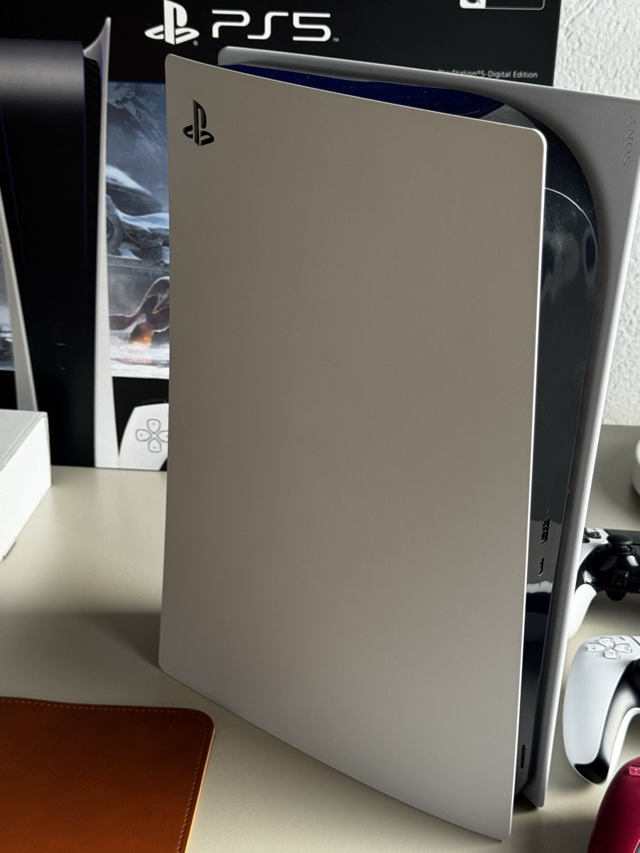 Sony Konsolen: PS5 Digital Edition + 2TB SSD + 3 Controller (inkl. 1 pro) – Gebraucht aus Sattel von JLG63 1