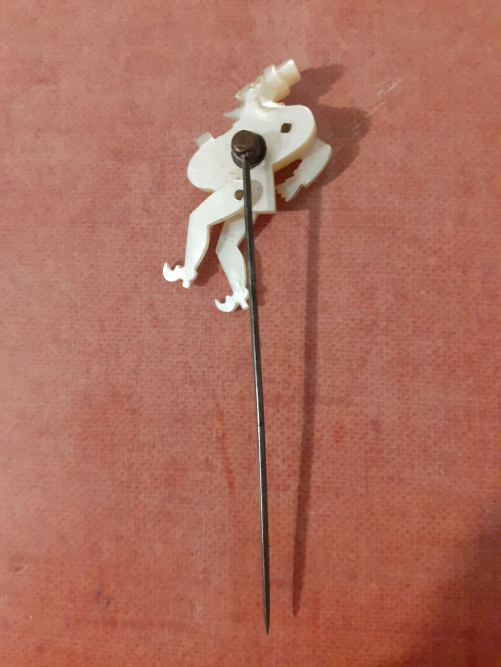 Broschen & Nadeln: Vintage Hutnadel mit geschnitzer Figur – Gebraucht aus Zuerich von lichti 2