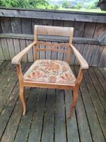 Antiker Sessel mit floralem Muster